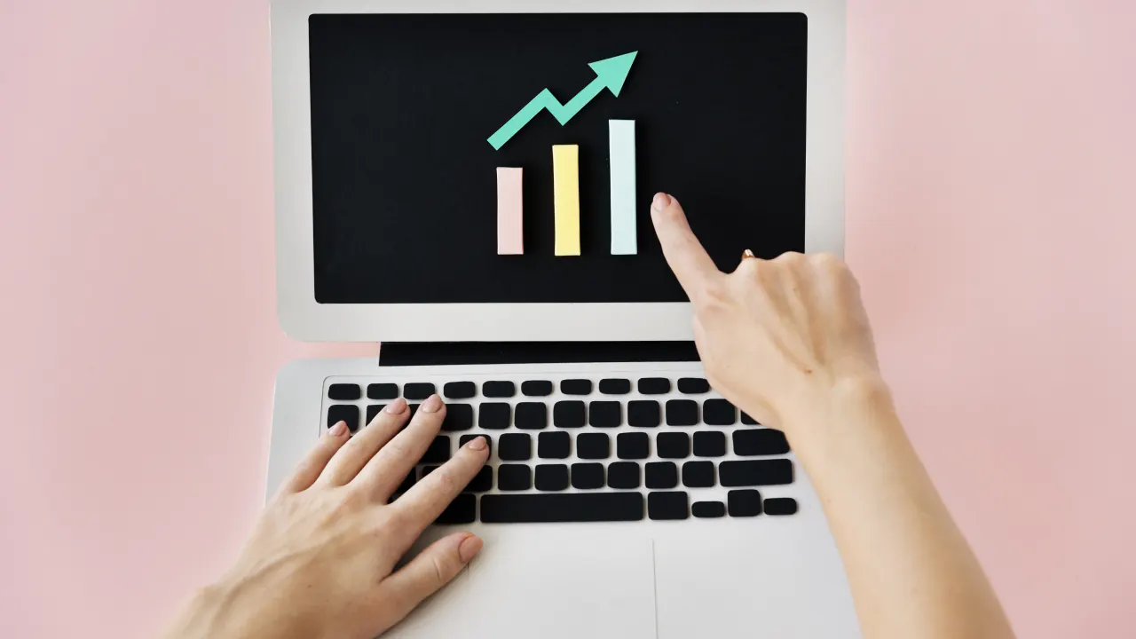 Finger pointing at a growth chart on a laptop, illustrating conversion rate optimization
